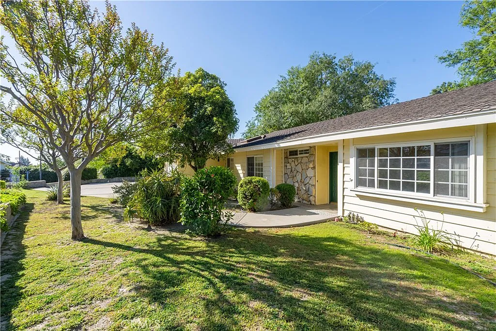 Building Photo - 11761 Encino Ave