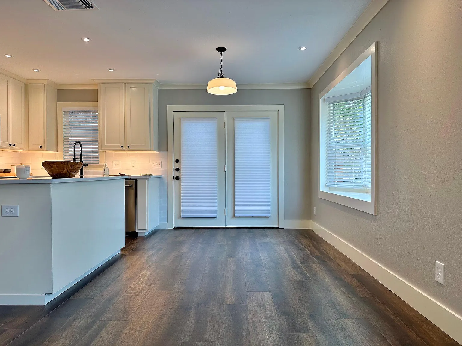 3 bed, 1100 sqft, $3,750 — Photo 2