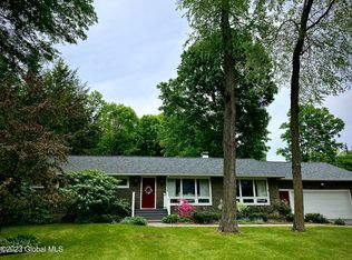 4 Beechwood Dr, Ballston Lake, NY 12019