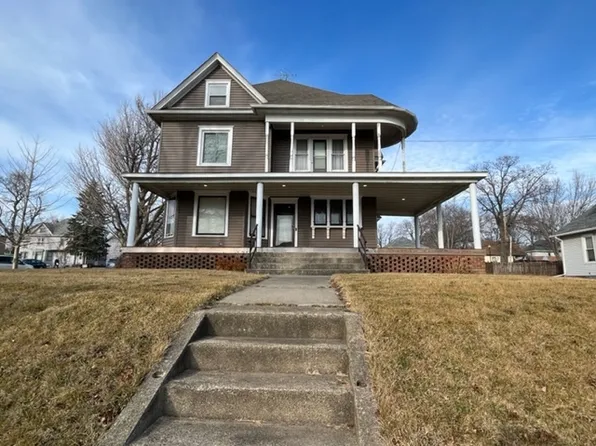 802 N 1st St, Ashton, IL 61006