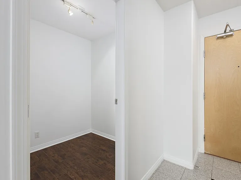 1328 W Pender St #1201 — Photo 11