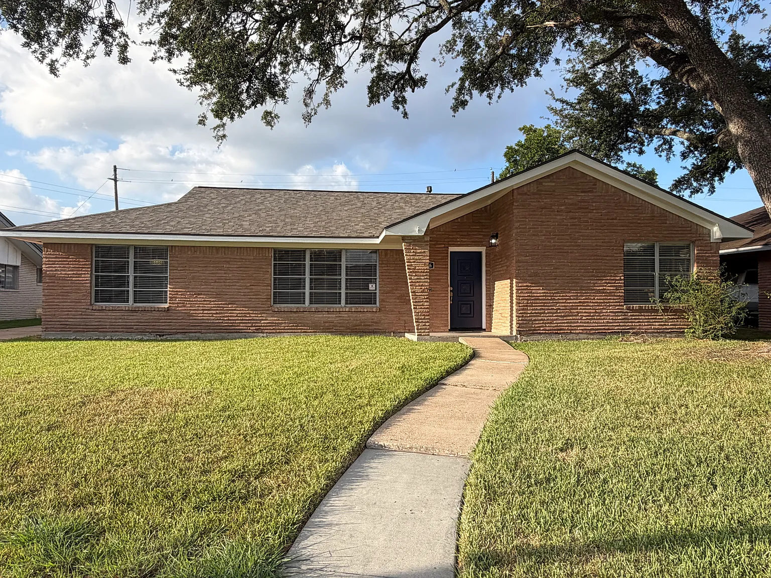 3 bed, 2.5 bath, 2313 sqft, $2,300 — Photo 1
