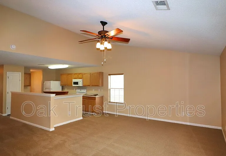 538 Holiday Dr — Photo 8