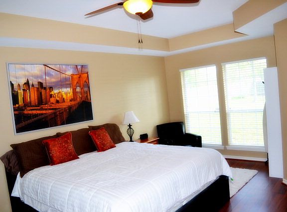 2nd image of 901 Lindsey Ln