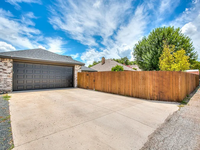 2610 Oak Hills Trl — Photo 25