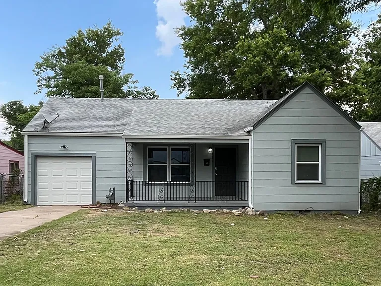 819 N Gary Pl — Photo 1