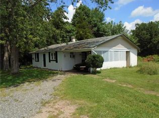 1148 Cape Hickory Rd, Hickory, NC 28601