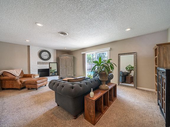 4th image of 2051 Glenrose Dr
