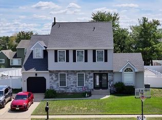 14 Sweetbriar Dr, Sicklerville, NJ 08081