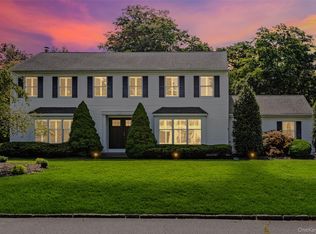 16 Mink Ln, East Setauket, NY 11733