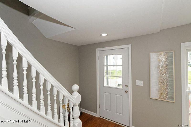 4th image of 8 Hemstreet Avenue