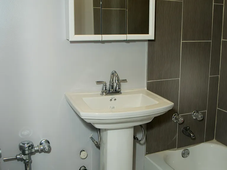 5737 N Kenmore Edgewater Apartments — Photo 6
