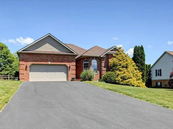 1983 Farmall Dr, Greencastle, PA 17225
