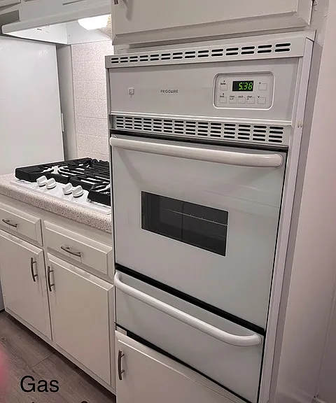 Newer gas stove and gas oven