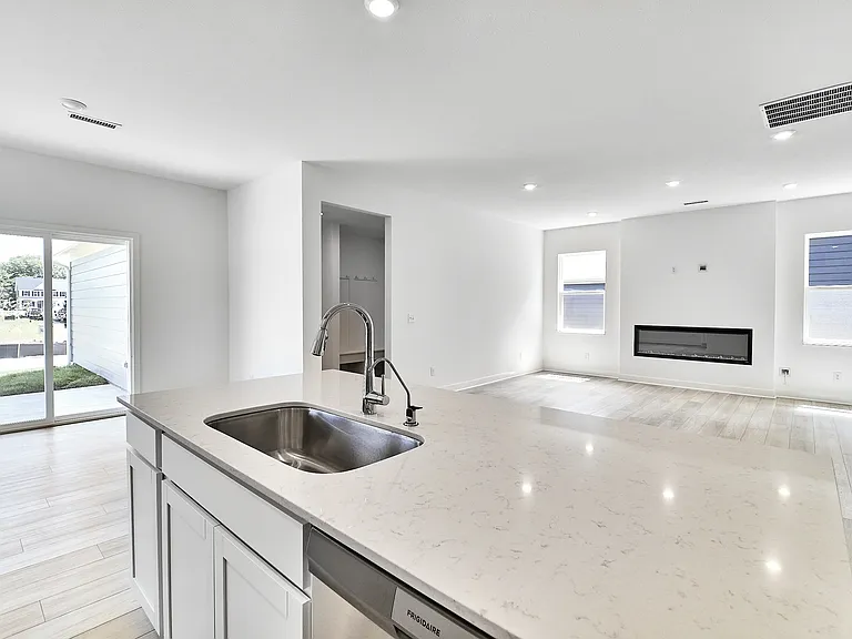 425 Eisenhower St — Photo 32