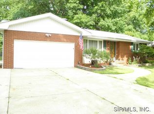 5201 Dixon Dr, Godfrey, IL 62035