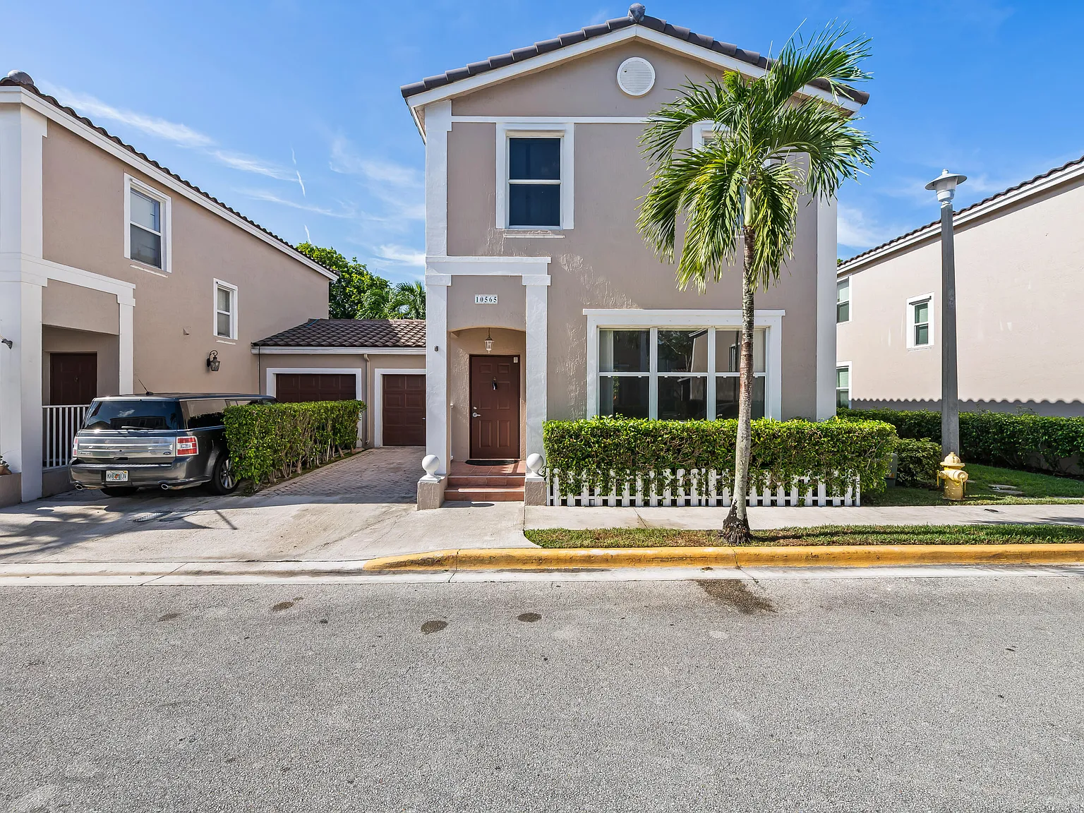 3 bed, 2.5 bath, 1655 sqft, $3,200 — Photo 2