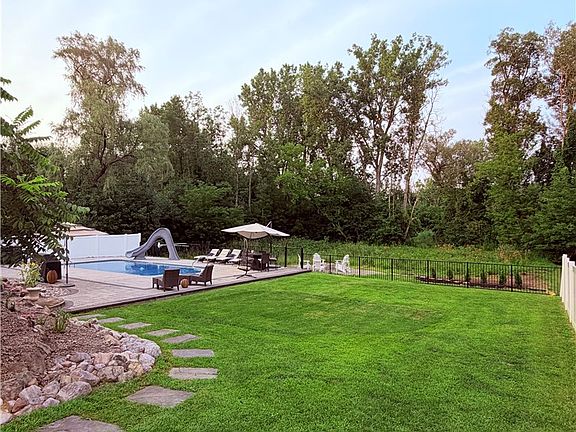 3rd image of 12 Laureldale Dr