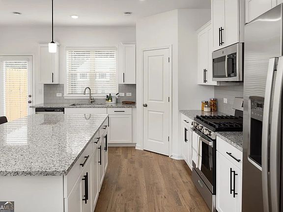 2nd image of 1882 Oberlin Dr