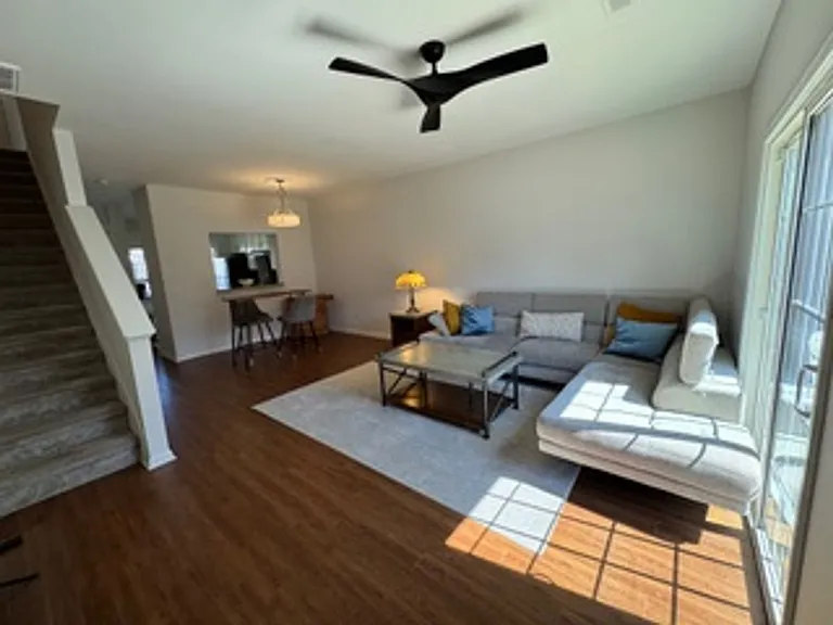 612 Graythorn Ln — Photo 3