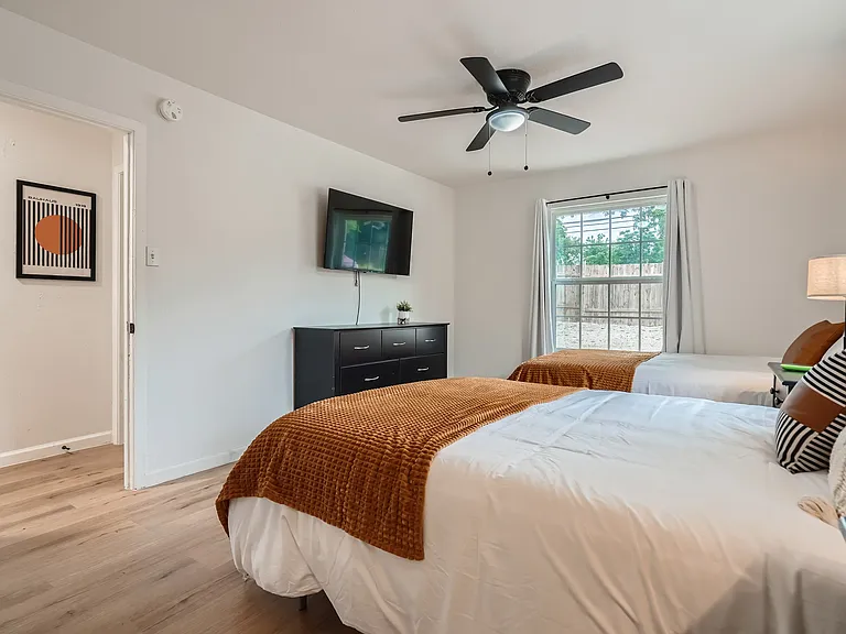 306 E Powell Ln — Photo 6