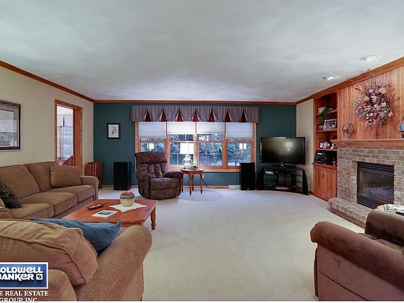 Wall of windows olooks bkyd