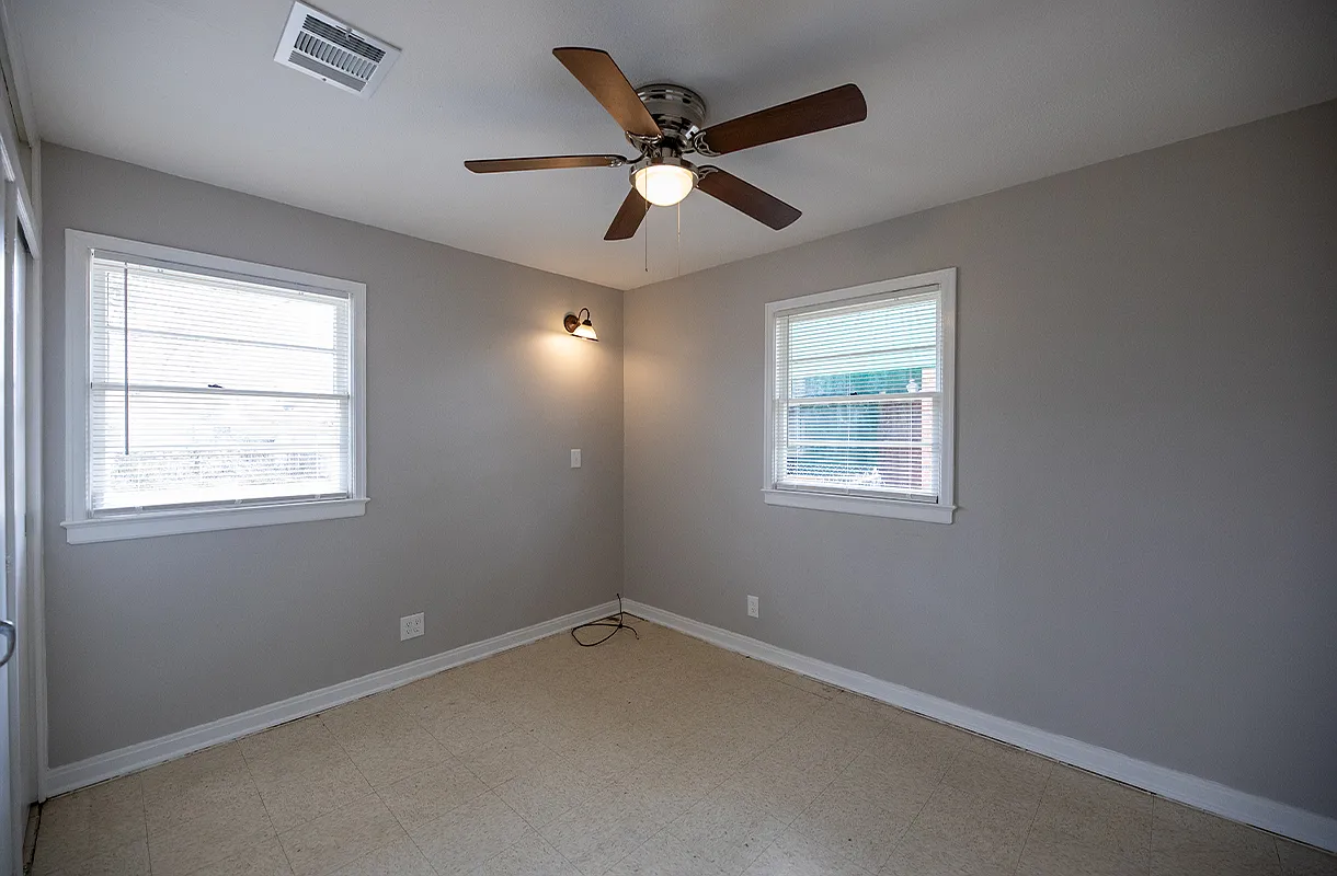 3 bed, 1.0 bath, 922 sqft, $995 — Photo 4