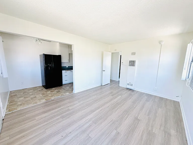 13635 Runnymede St #8 — Photo 2
