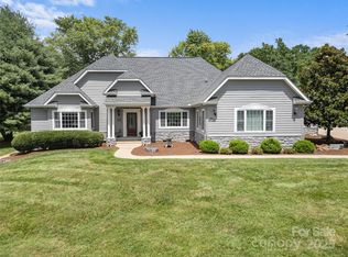 35 Beaumont Dr, Hendersonville, NC 28739
