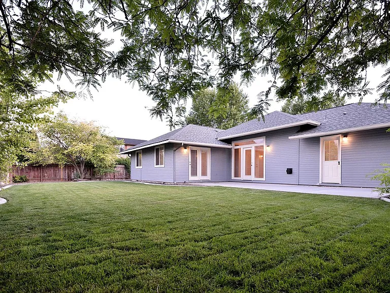 2340 N Warwick Ave — Photo 2