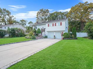 7 Rocket Dr, Islip Terrace, NY 11752