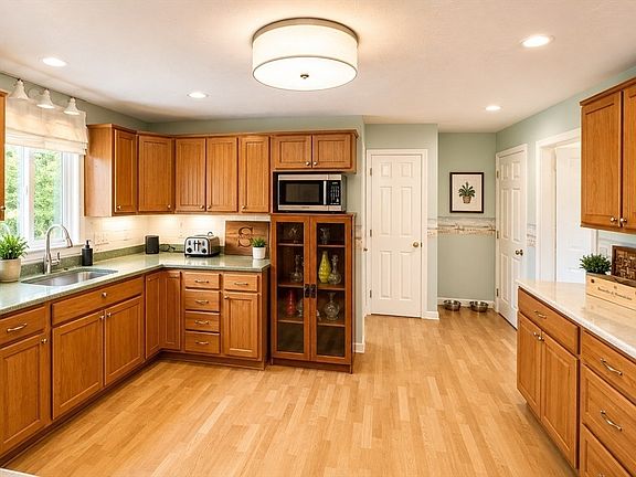 4th image of 38 Crescent Rd Unit 38