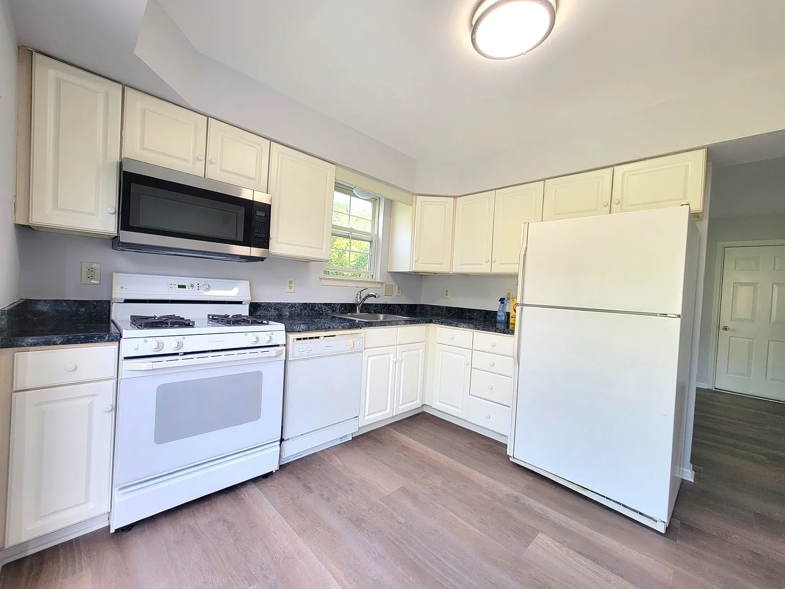 215 Villas Ct — Photo 4
