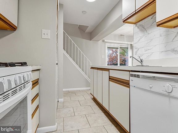 3rd image of 807 Saint Regis Ct