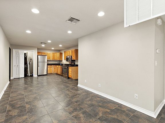 4th image of 525 W Hutchison St #A