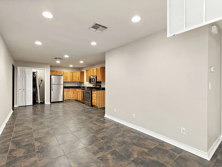 525 W Hutchison St #A — Photo 3