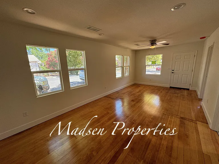 2718 Brown Ave — Photo 3