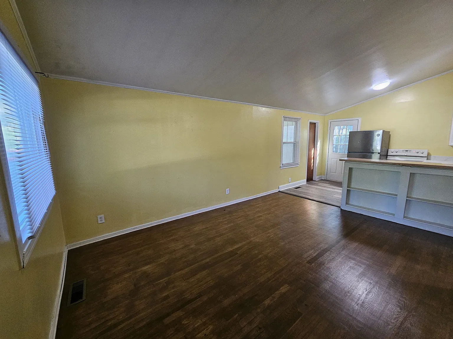 3 bed, 800 sqft, $1,525 — Photo 3