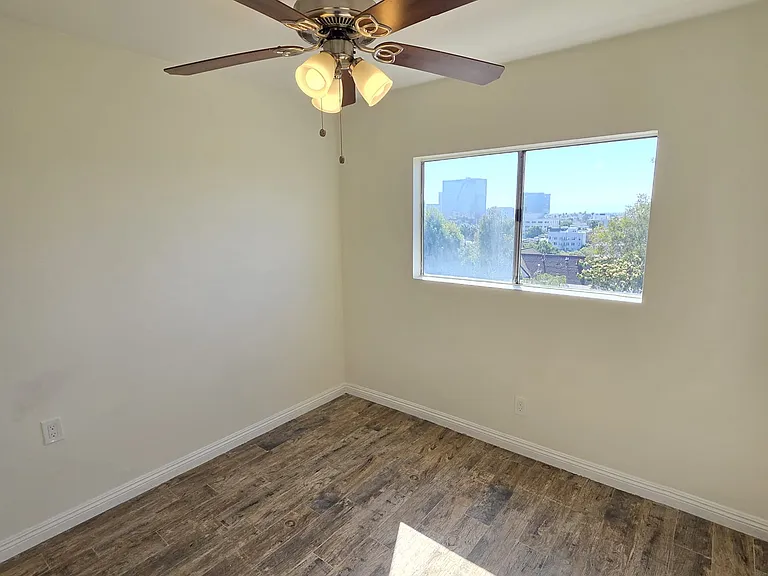 2518 W 5th st — Photo 12
