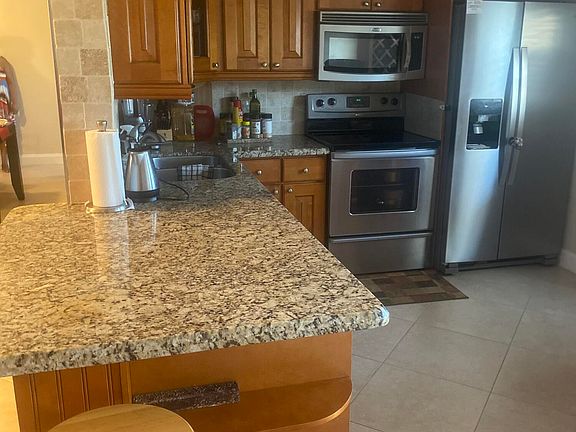 4th image of 230 NE 26th Ave APT 303