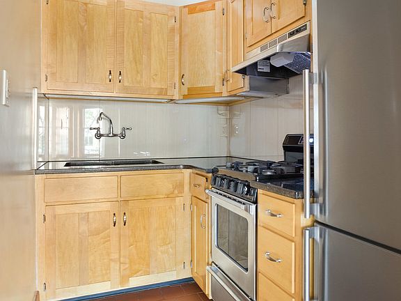 4th image of 8 W 71st St #4