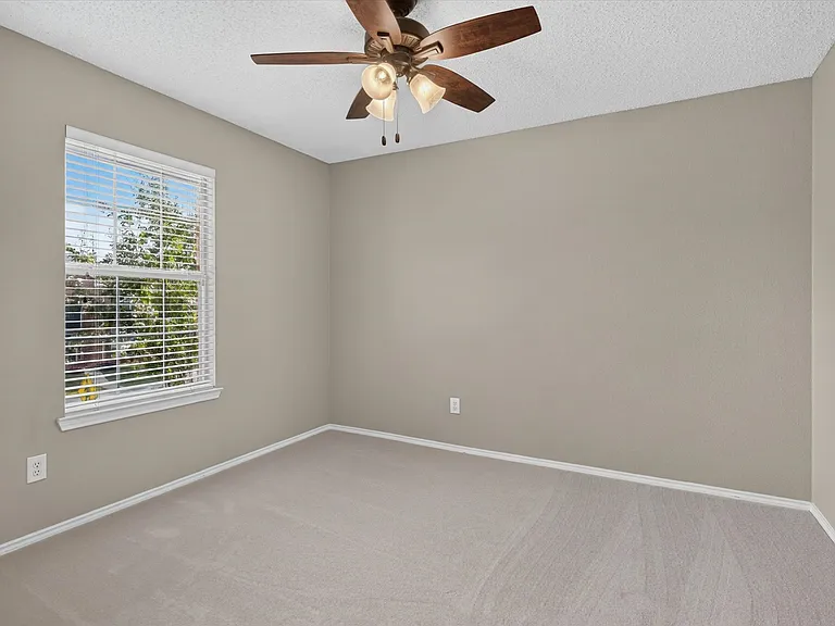 11613 Alexandria Dr — Photo 17