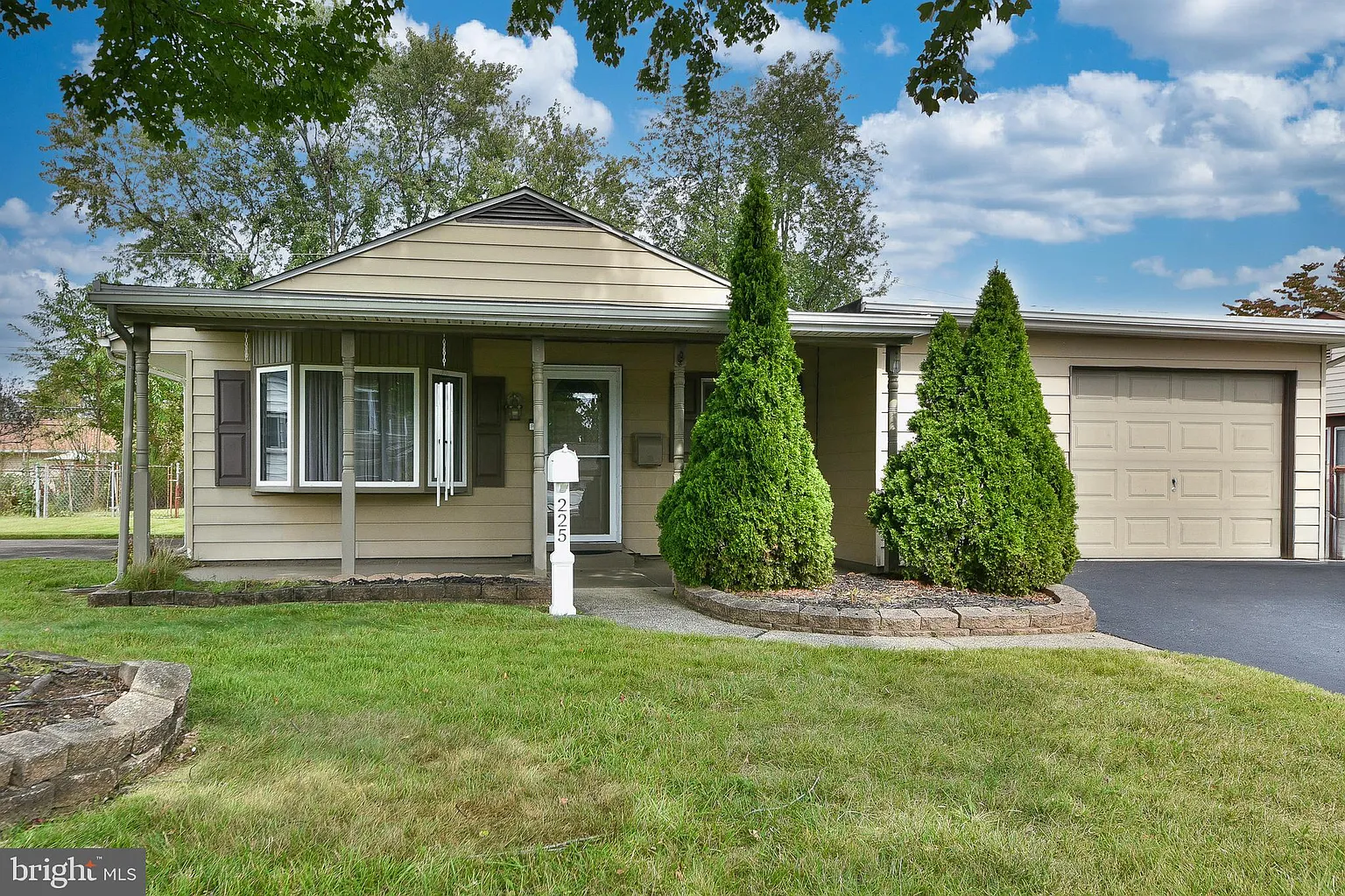225 Yorkshire Rd photo 1