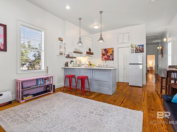 4th image of 951 Montgomery St