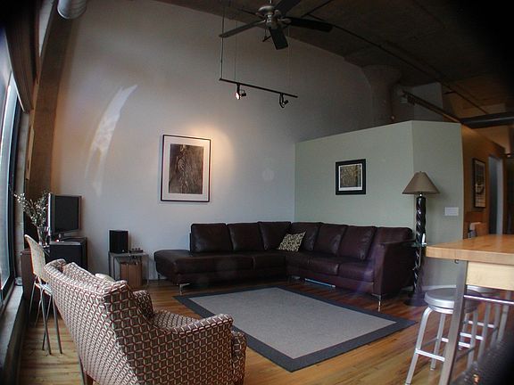 3rd image of 1934 N Washtenaw Ave APT 302