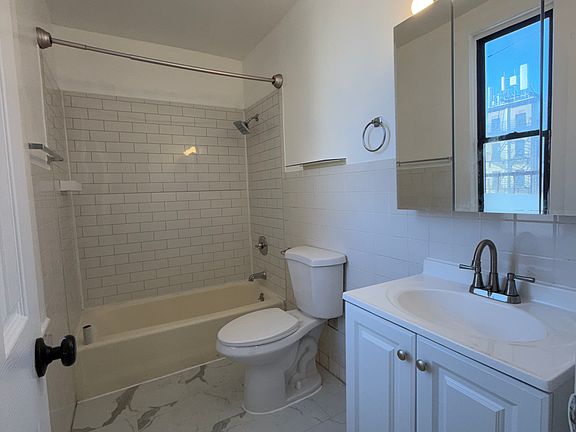 3rd image of 207 15th St #31