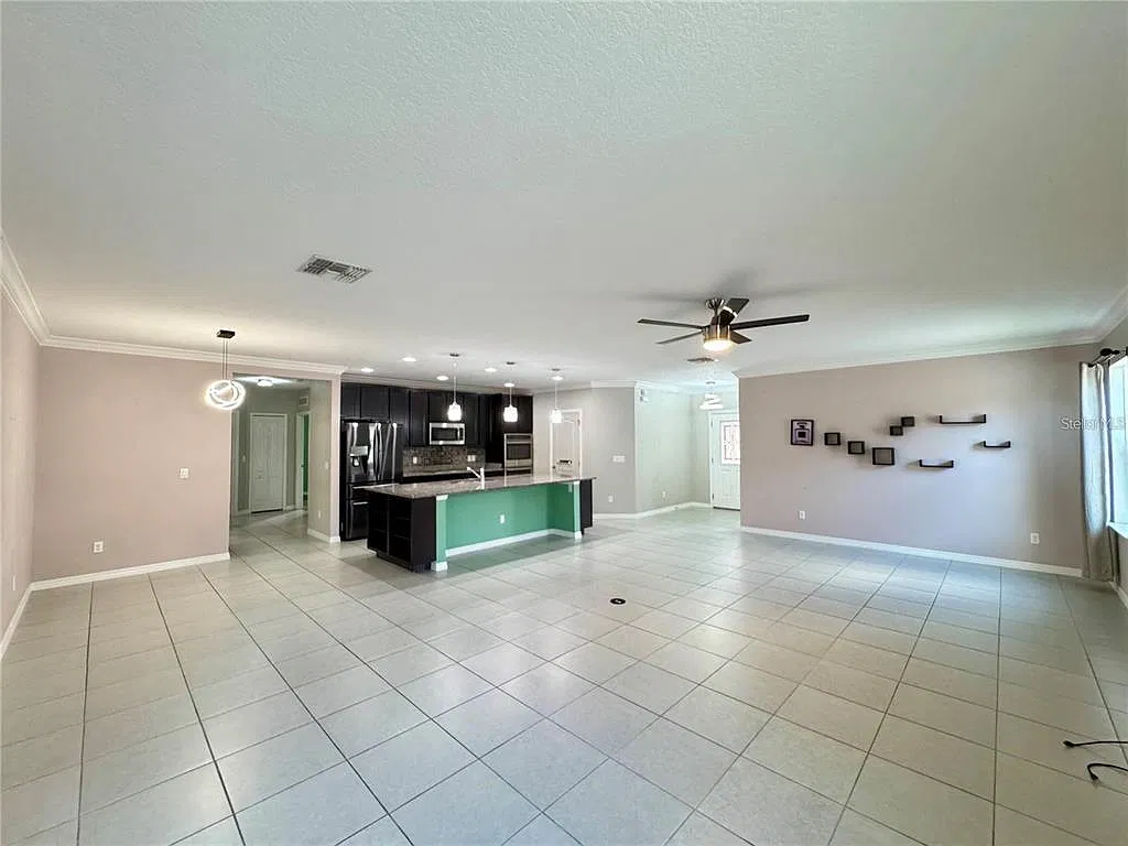 3 bed, 2.0 bath, 2064 sqft, $2,300 — Photo 2