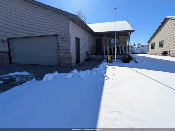 114 E North Water St, New London, WI 54961