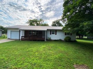 1208 Oak Ridge Dr, Aurora, MO 65605