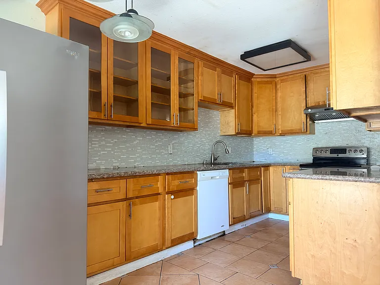 106 Rose Ln — Photo 2